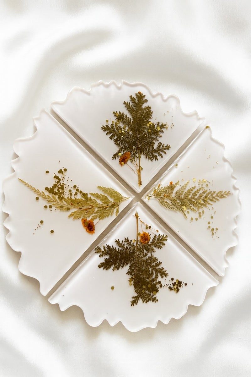 Ready For Chai مجموعة coasters من الراتنج اليدوي جاهزة للشاي مكونة من 4 – بيضاء مع زهور مجففة حقيقية - Image 1