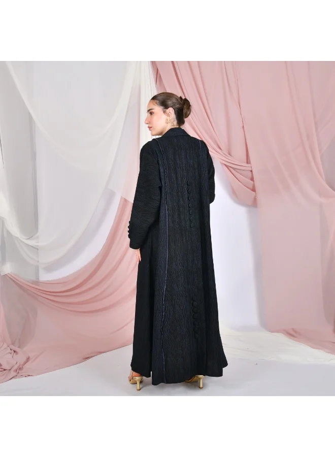 HAWRAA ABAYA Formal abaya in navy blue jacquard fabric, decorated with buttons.