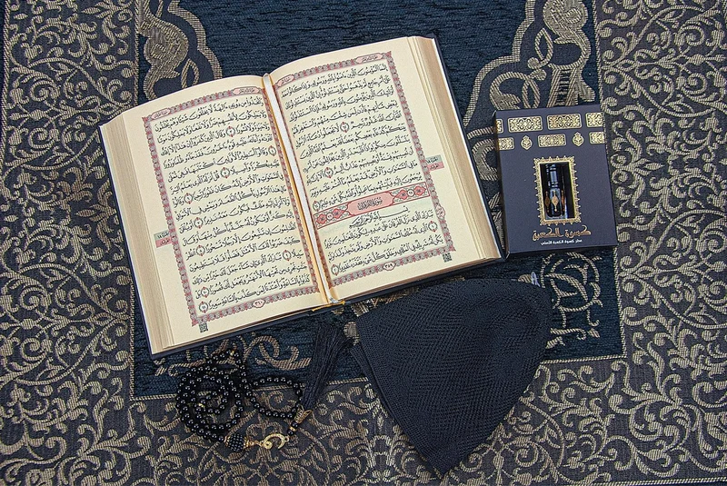 ايهفان Medina Calligraphy Quran and Dowry Prayer Rug Set, Black, Suitable for the Brotherhood Groom's Package