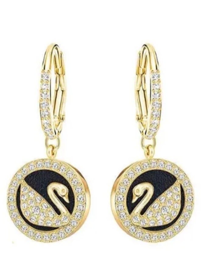 أقراط دائرية مثقوبة على شكل بجعة