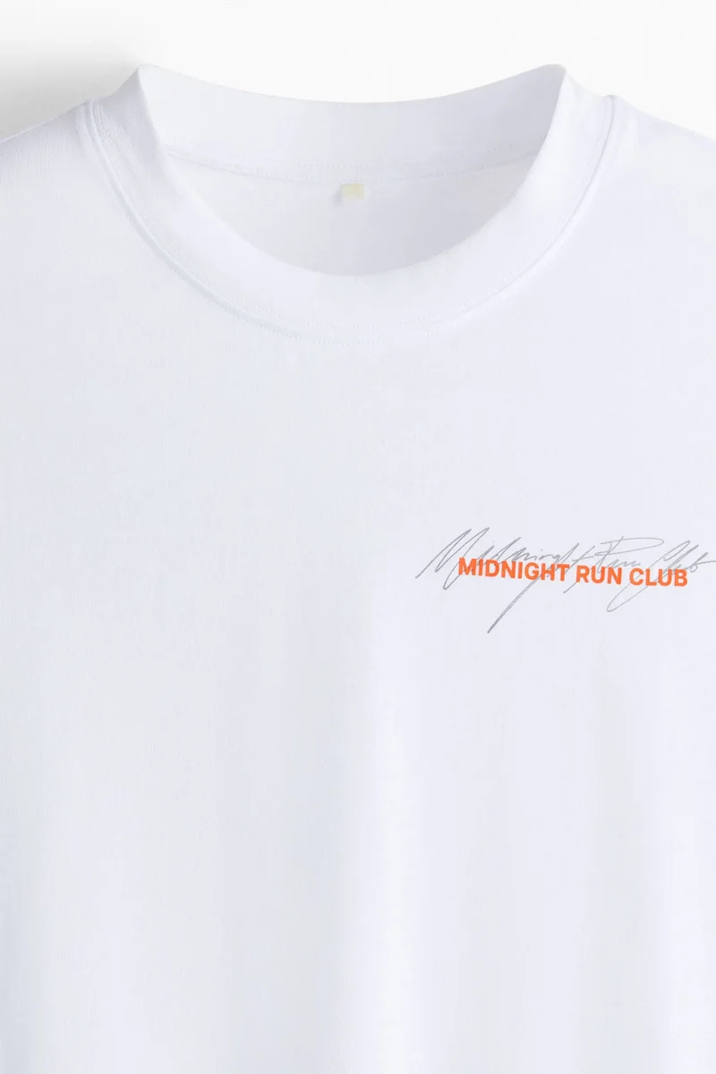 اتش اند ام تي-شيرت رياضي بقصّة بوكسي من نسيج دراي موف