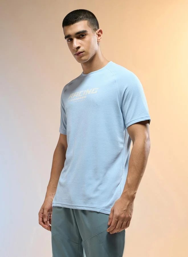 تكنوسبورت تيشيرت رياضي بطبعة كلمات قصة ضيقة