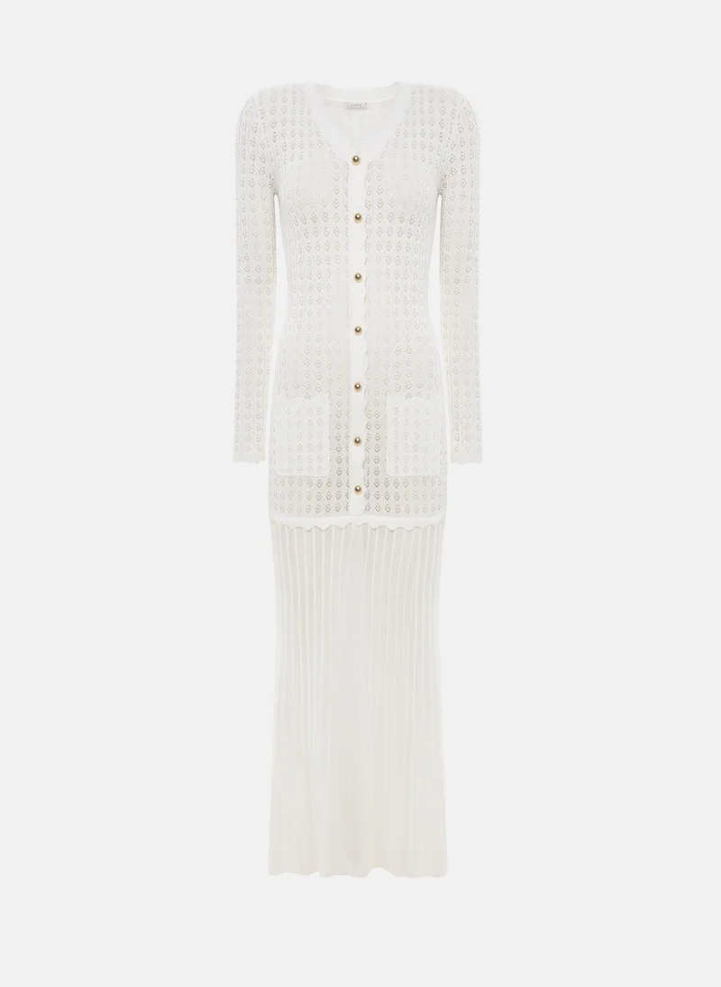 ليتشي فستان ماكسي محبوك من الدانتيل بأزرار ذهبية