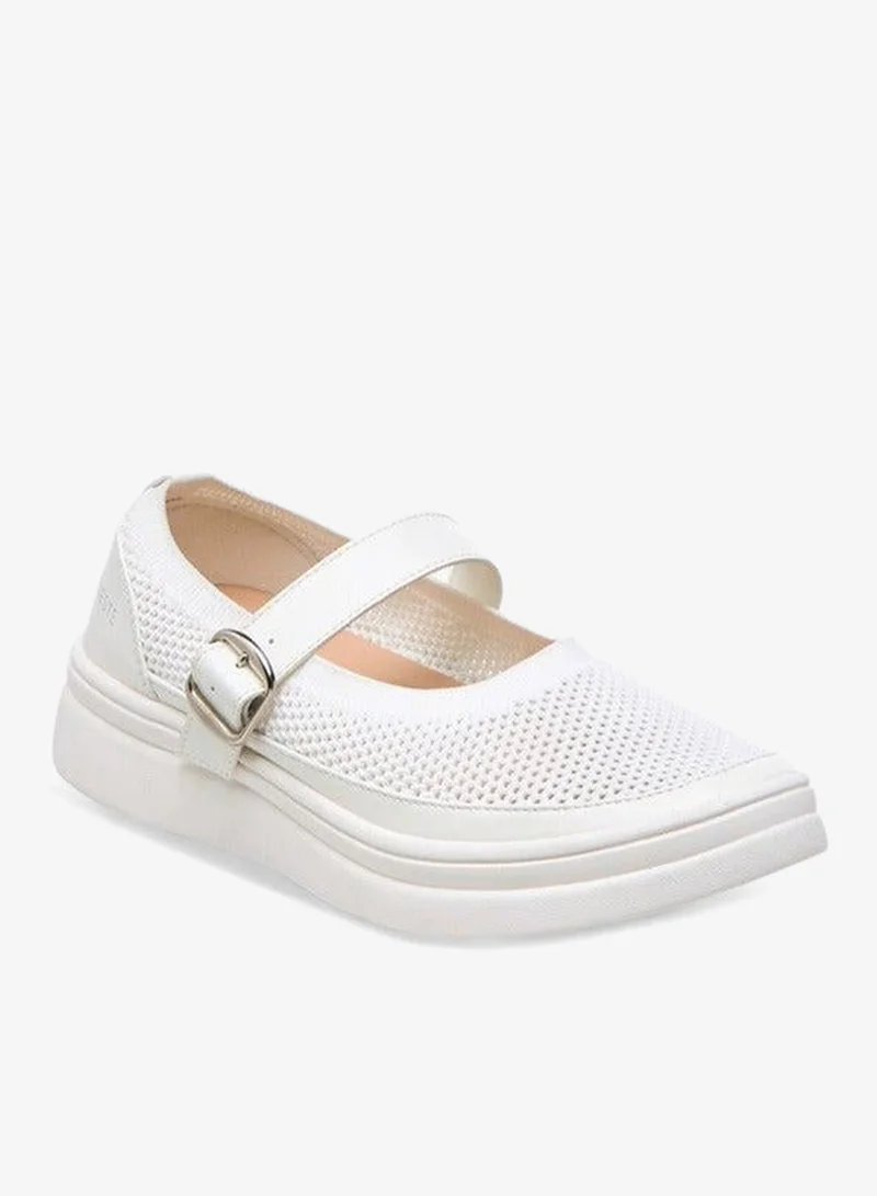 سيليست أحذية رياضية نسائية بنعل بارز بإبزيم