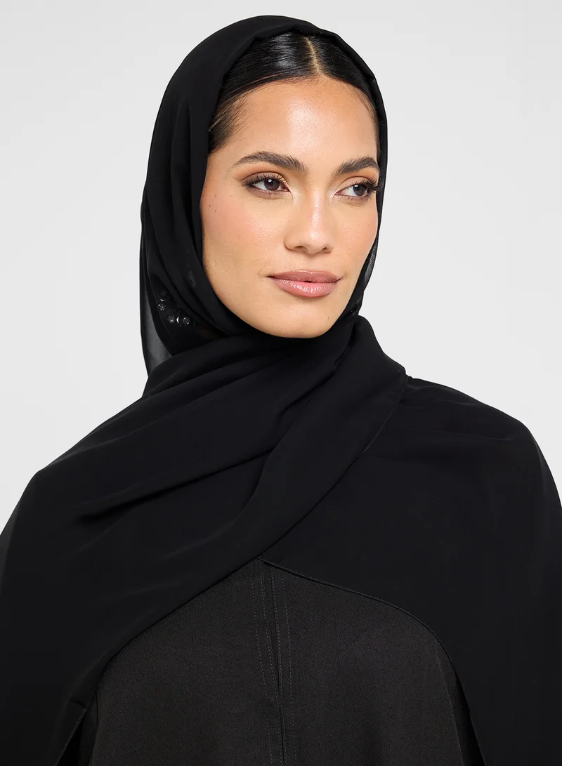 هيا كلوزيت عباية بأكمام واسعة