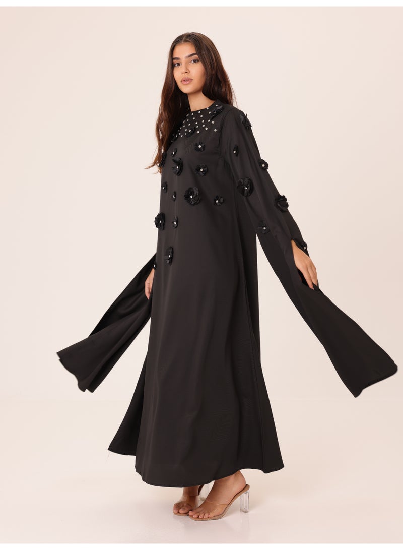 اكسا جلابية أنيقة بزخارف زهور ثلاثية الأبعاد وتفاصيل كريستالية وأكمام ملكية لون أسود - Image 3