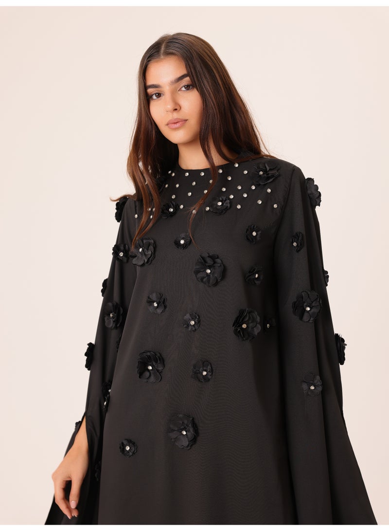 اكسا جلابية أنيقة بزخارف زهور ثلاثية الأبعاد وتفاصيل كريستالية وأكمام ملكية لون أسود - Image 2