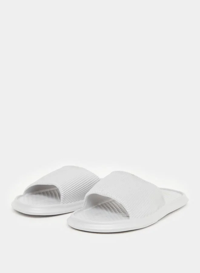 ستايلي شبشب مريح أبيض بنقشة بارزة