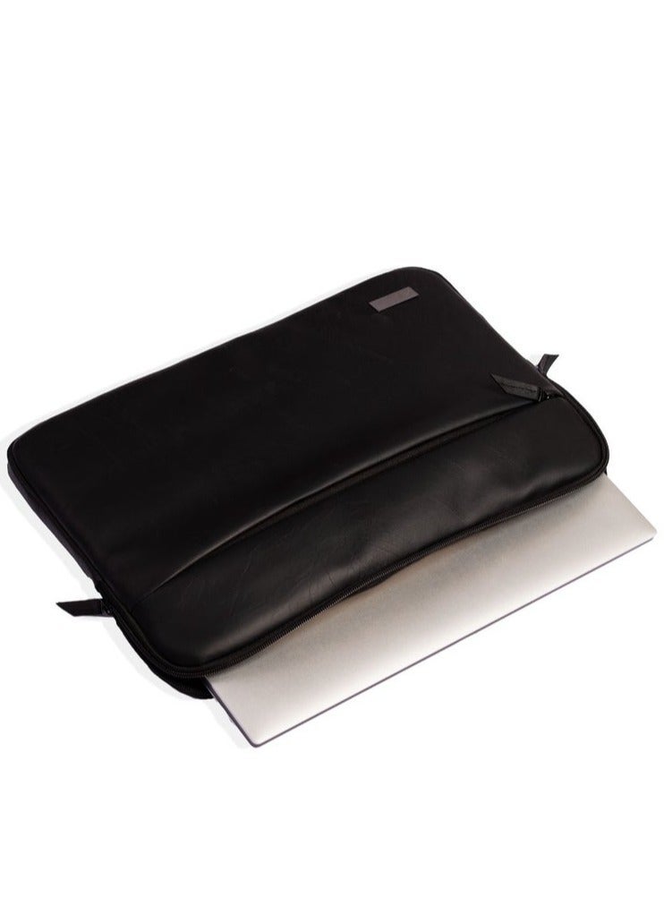 ايه ار سابلاي Ar Leather Sleeve من Arij Bags | جراب لابتوب عملي بخامة جلد صناعي، حماية ضد الخدوش والصدمات، جيب رئيسي للابتوب، جيب أمامي إضافي للاستخدام اليومي  (أسود) - Image 2
