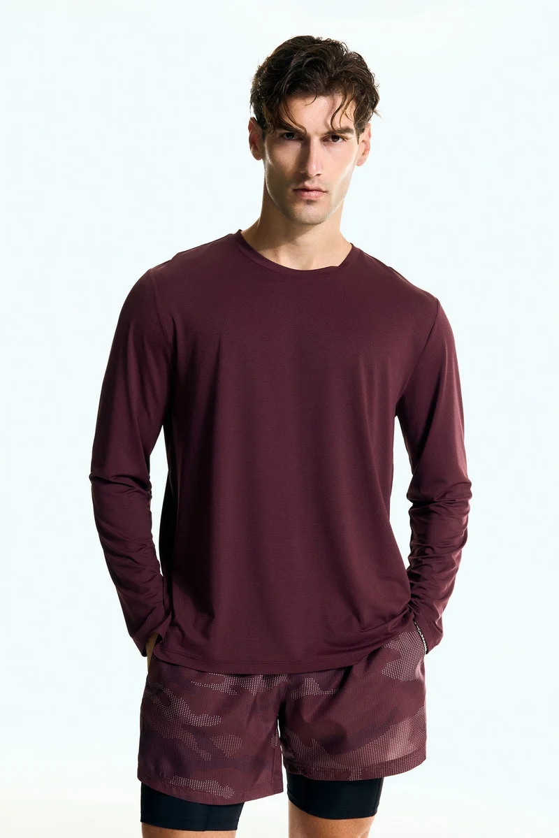 اتش اند ام بلوزة رياضية بأكمام طويلة  من نسيج دراي موف