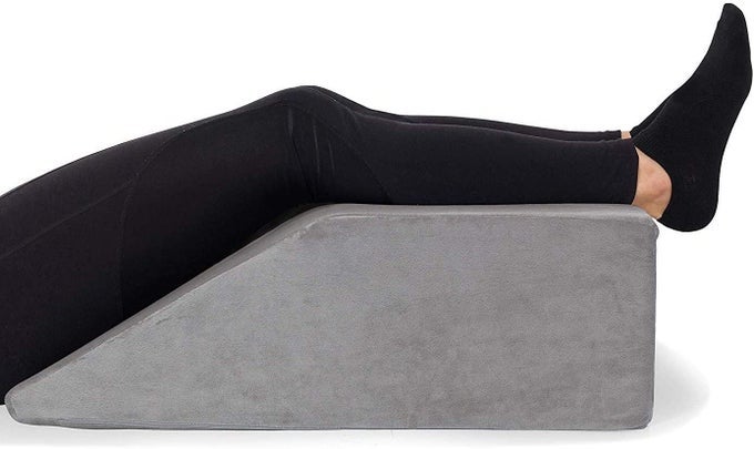 LEG ELEVATION PILLOW FULL MEMORY FOAM TOP HIGHDENSITY LEG REST ELEVATING FOAM WEDGE RELIEVES AND RECOVERS FOOT AND ANKLE INJURY LEG PAIN HIP KNEE PAIN IMPROVES BLOOD CIRCULATION