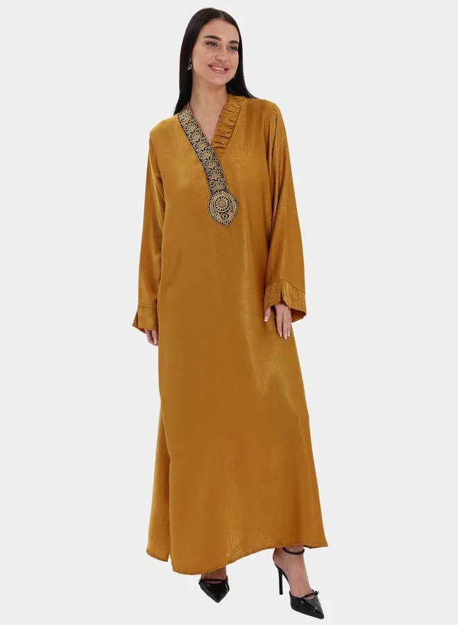 إلينا من دي ستايل جلابية بتفاصيل مُطرّزة وحافة واسعة