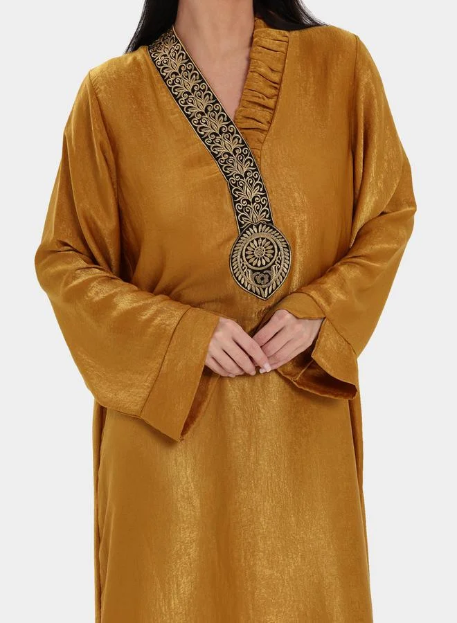 إلينا من دي ستايل جلابية بتفاصيل مُطرّزة وحافة واسعة