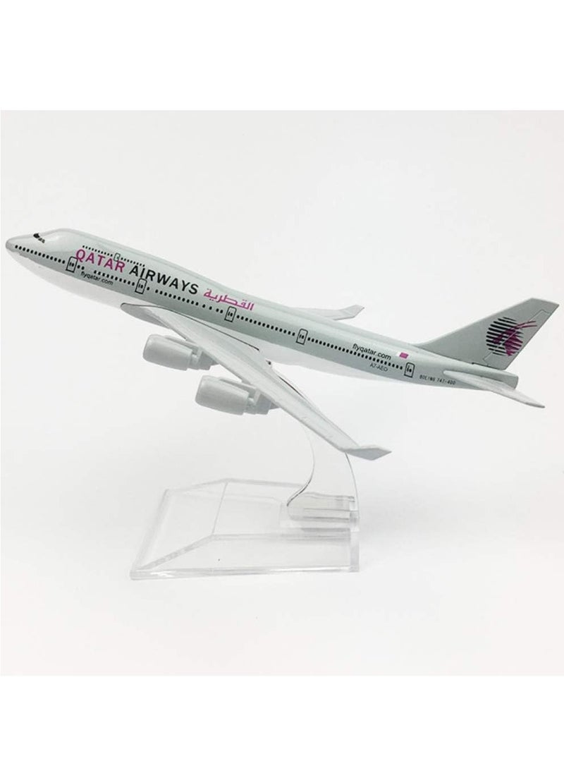 Gerenic - 1:400 Scale Qatar Airways Boeing 747 Airplane Model - Image 1