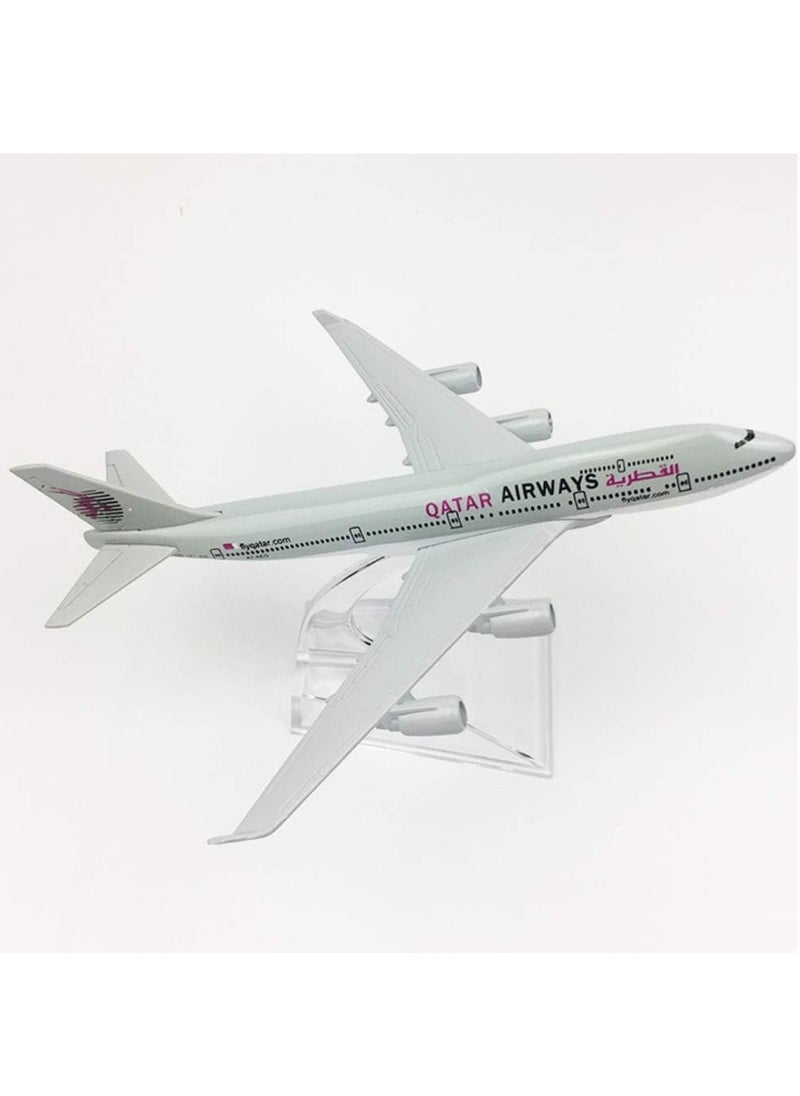 Gerenic - 1:400 Scale Qatar Airways Boeing 747 Airplane Model - Image 1