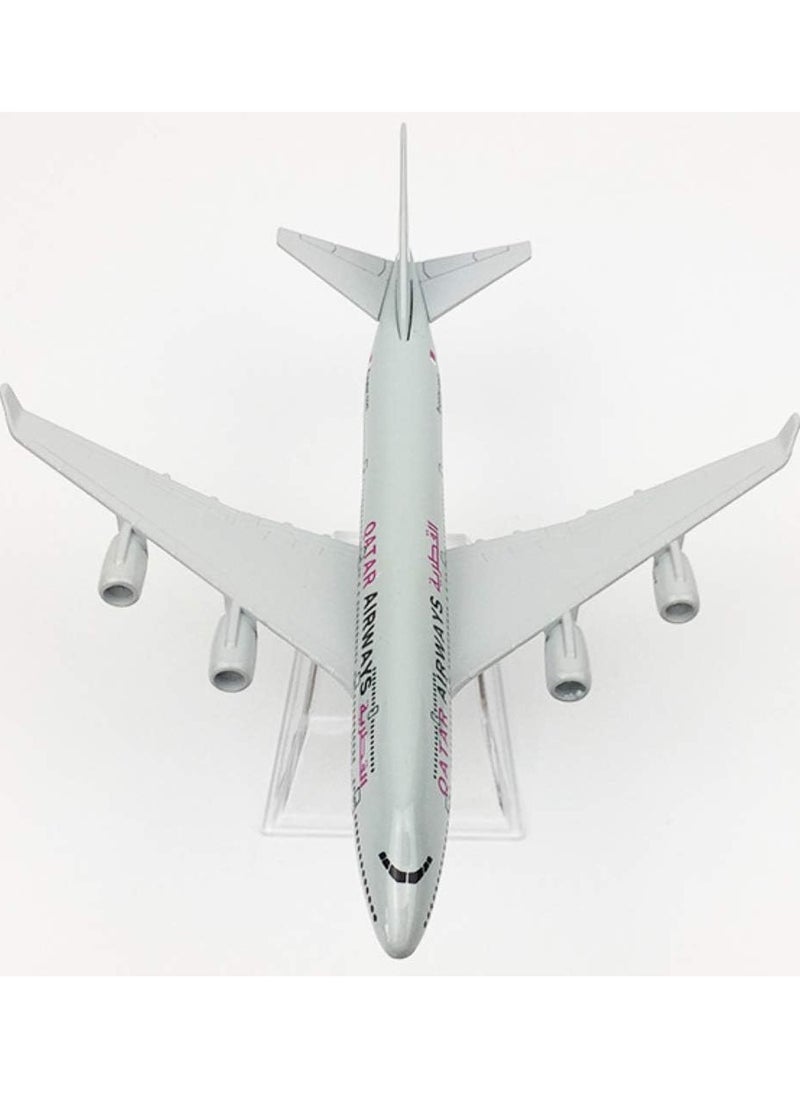 Gerenic - 1:400 Scale Qatar Airways Boeing 747 Airplane Model - Image 1