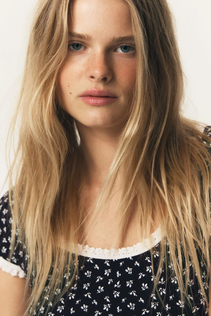 اتش اند ام بلوزة بحواف دانتيل