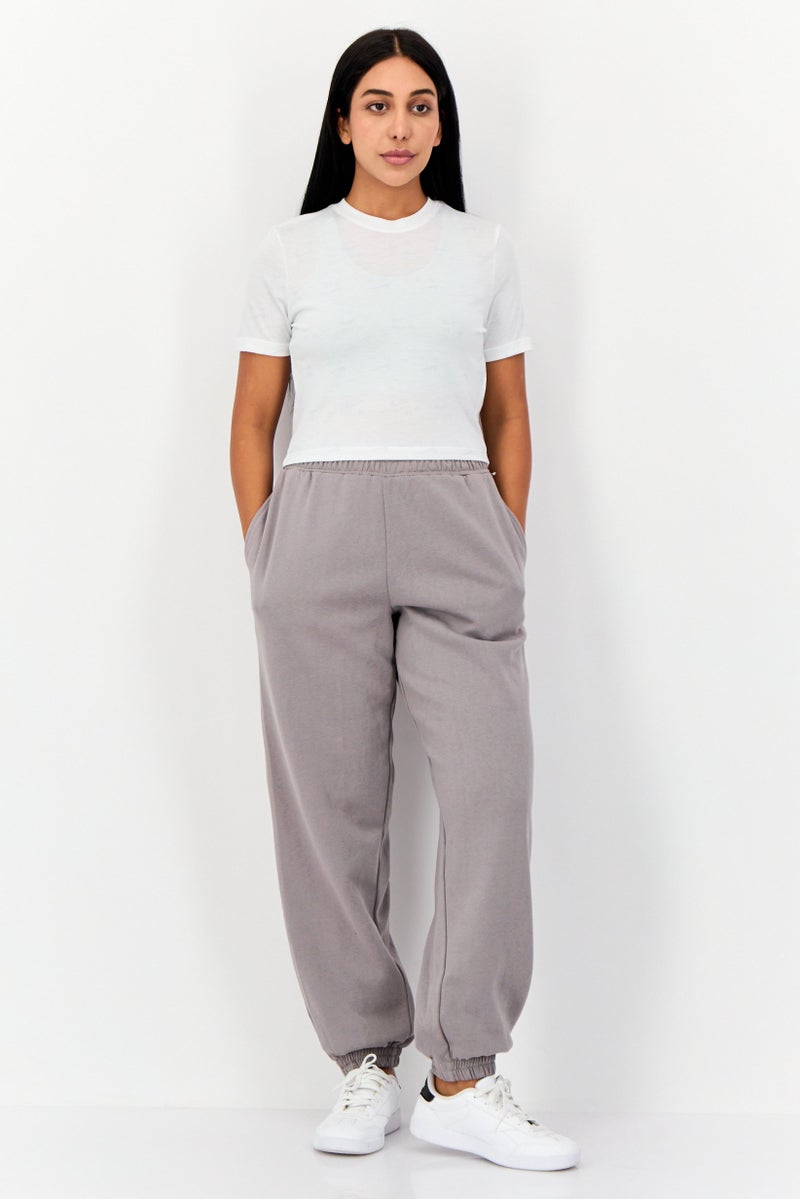 Nike تي شيرت قصير الأكمام للنساء بتصميم نحيف، أبيض - Image 2