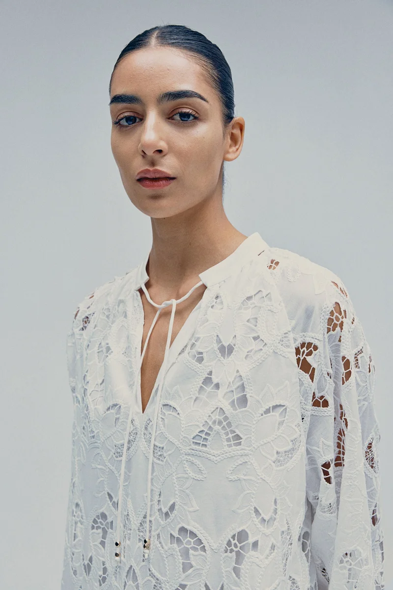 اتش اند ام فستان مزيّن بتطريزات انجليزية