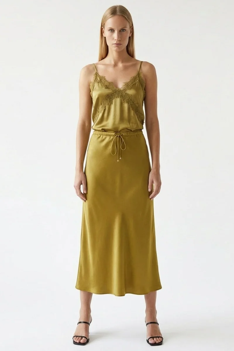 اكسيكيوز تنورة ميدي بنسيج عادي، ذات ملمس ساتان، برباط أمامي.