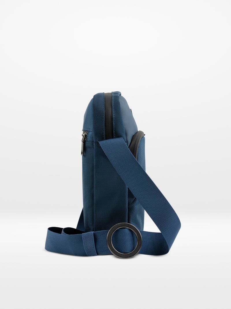 ORYX O-Cross حقيبة سفر خفيفة الوزن مع منظم متعدد الجيوب بتقنية MagSafe باللون الأزرق - Image 4