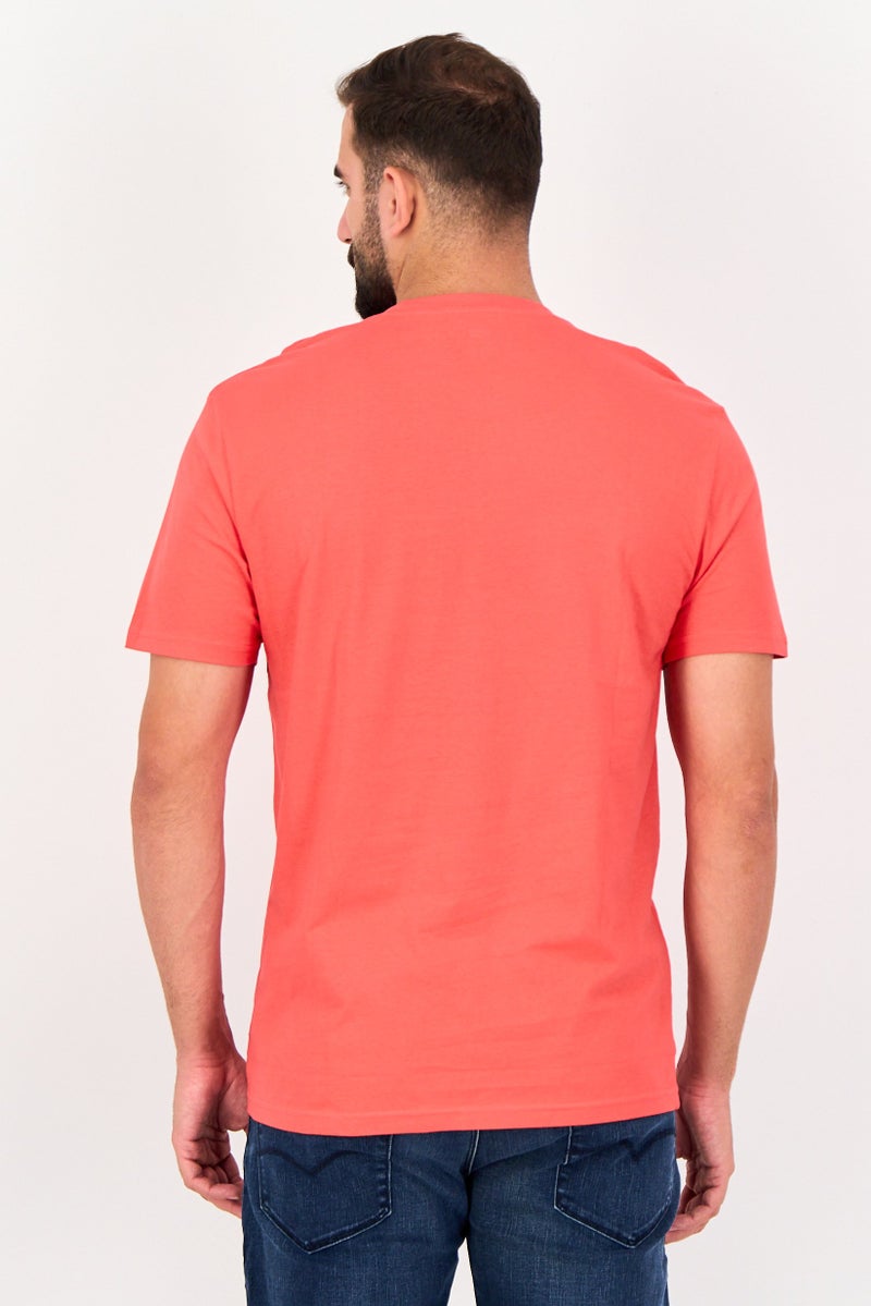 Levi's تي شيرت رجالي بأكمام قصيرة وطباعة جرافيك على شكل طاقم، أحمر - Image 2