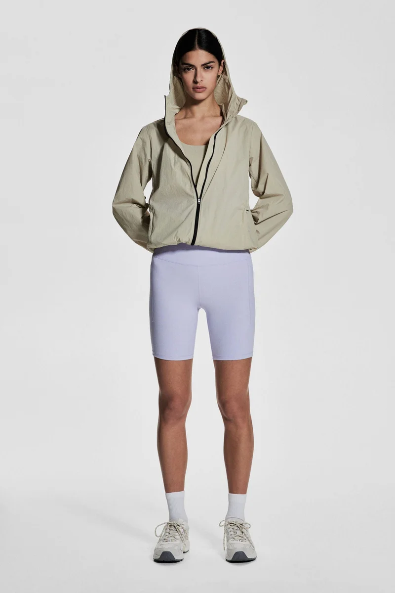 اتش اند ام شورت رياضي بجيب من قماش دراي مواف