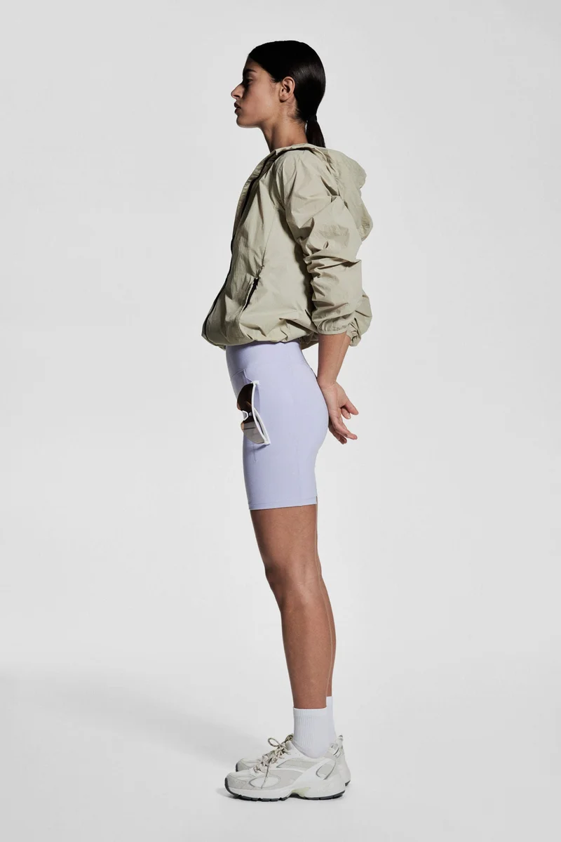 اتش اند ام شورت رياضي بجيب من قماش دراي مواف