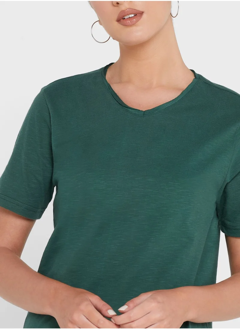 ترينديول Essential V-Neck T-Shirt