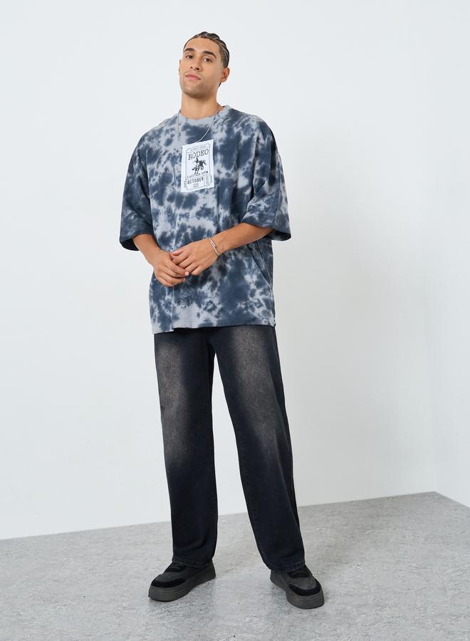ستايلي تيشيرت بطبعة صباغة جرافيك وقصة واسعة للرجال - Image 4