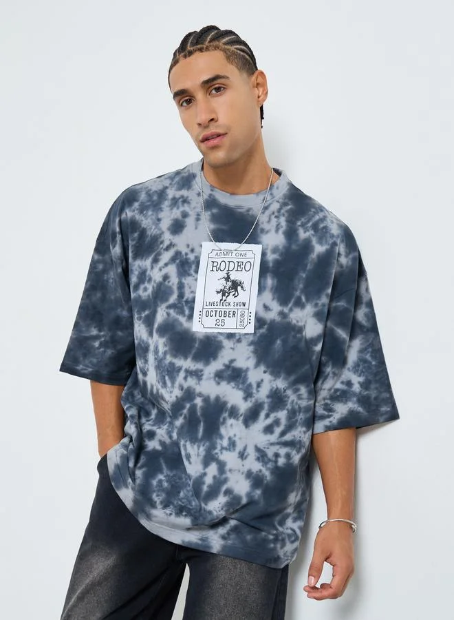 ستايلي تيشيرت بطبعة صباغة جرافيك وقصة واسعة للرجال