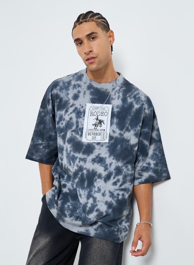 ستايلي تيشيرت بطبعة صباغة جرافيك وقصة واسعة للرجال - Image 1