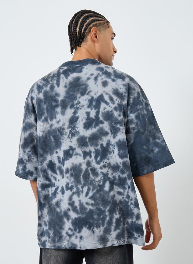 ستايلي تيشيرت بطبعة صباغة جرافيك وقصة واسعة للرجال - Image 3