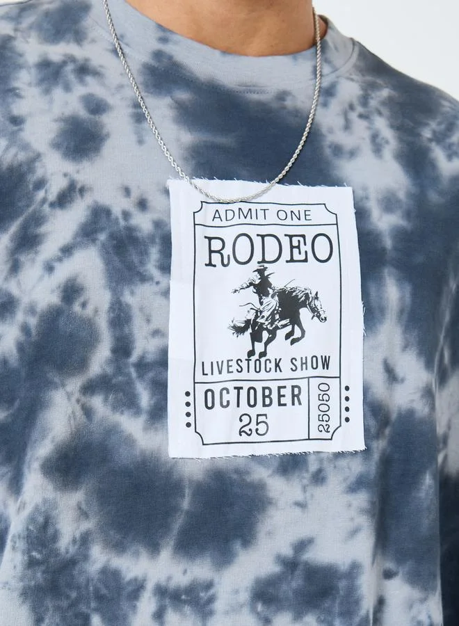 ستايلي تيشيرت بطبعة صباغة جرافيك وقصة واسعة للرجال