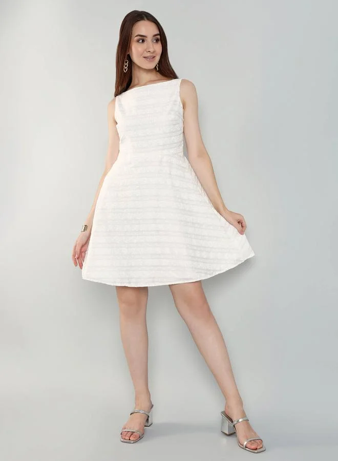 ميش فستان قصير بلا أكمام وتصميم واسع من الأسفل