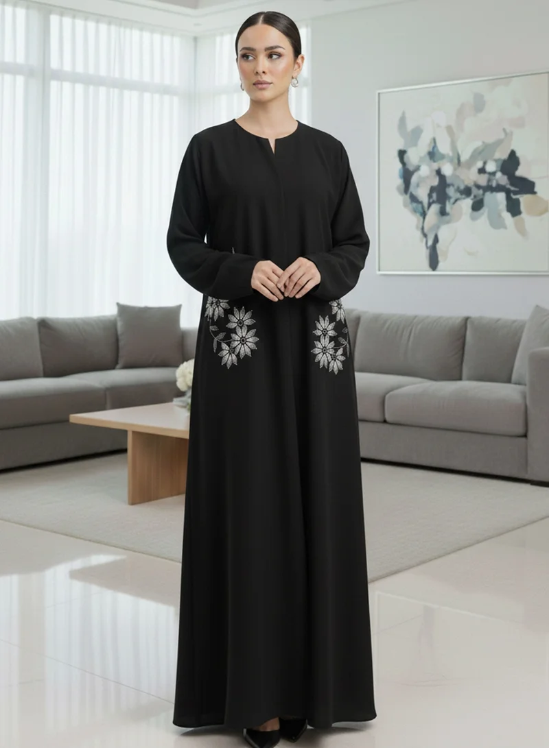 أم سكوير فاشن عباية سوداء مطرزة بالزهور يدوياً