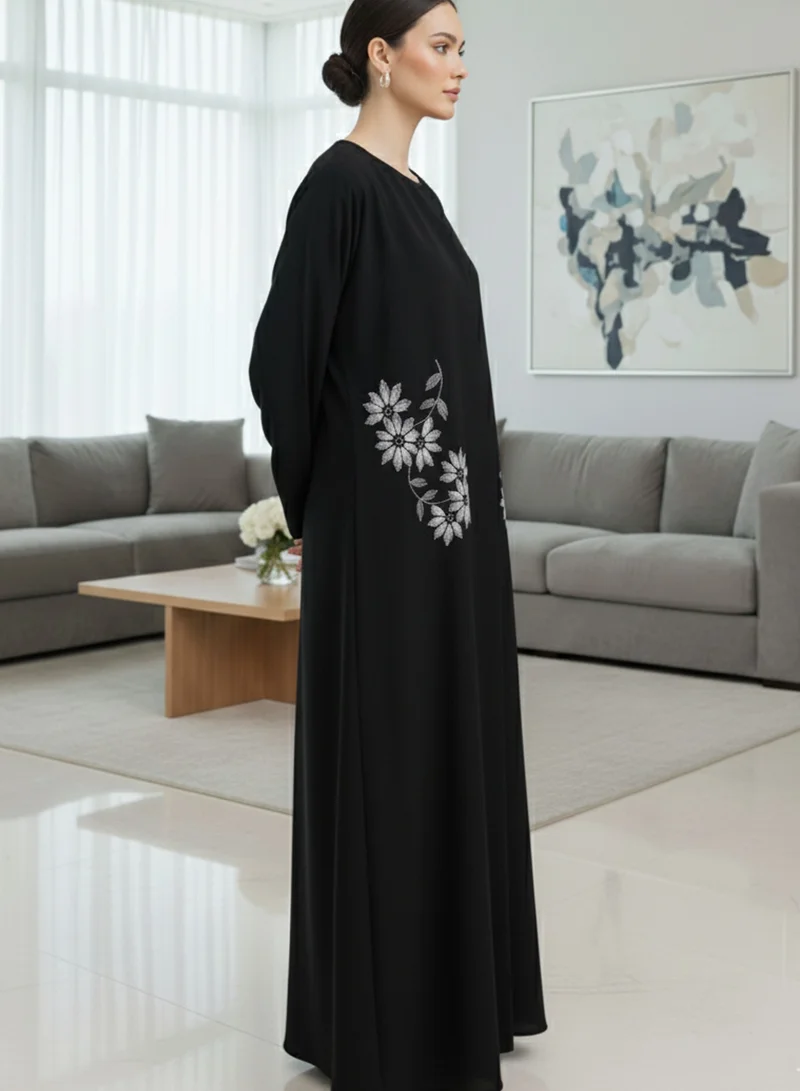 أم سكوير فاشن عباية سوداء مطرزة بالزهور يدوياً
