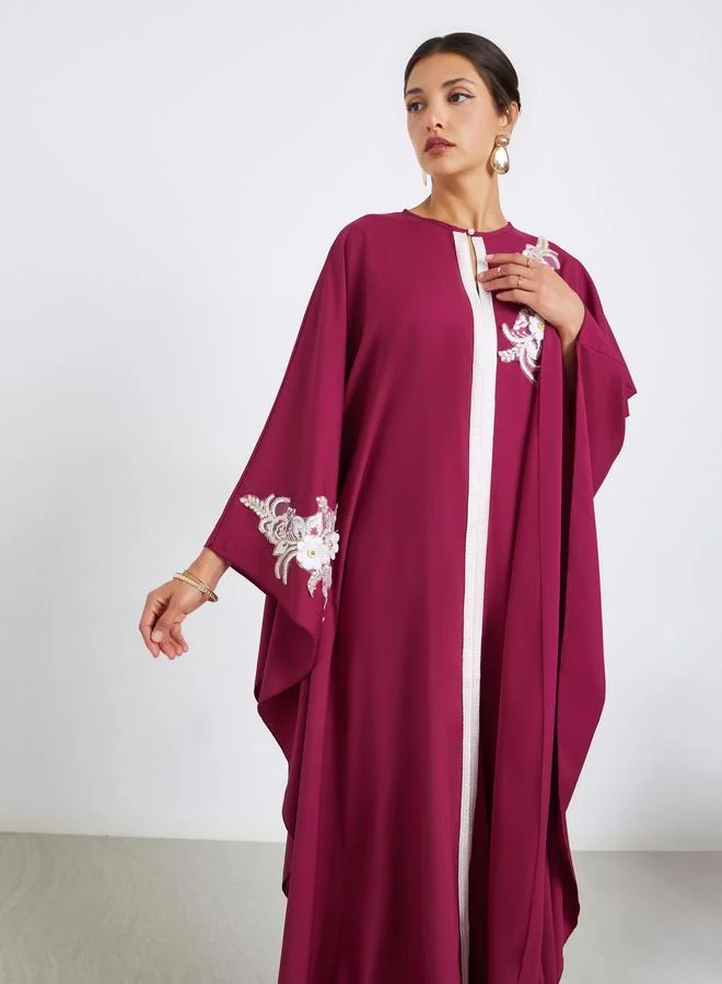 ستايلي قفطان بتطريز زهور