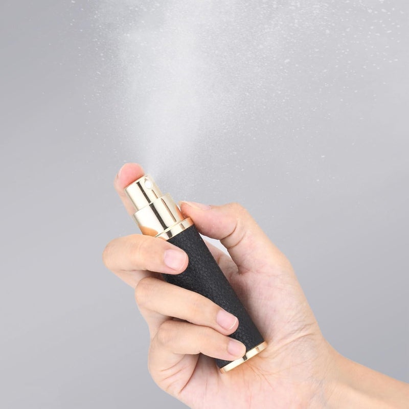 Fusupak زجاجة عطر سفر فوسوباكي قابلة لإعادة التعبئة - رذاذ كولونيا محمول صغير - حاوية مضخة عطر بحجم السفر فارغة للرجال - 10 مل أسود بني 2 قطع عينة جلدية صغيرة - Image 2