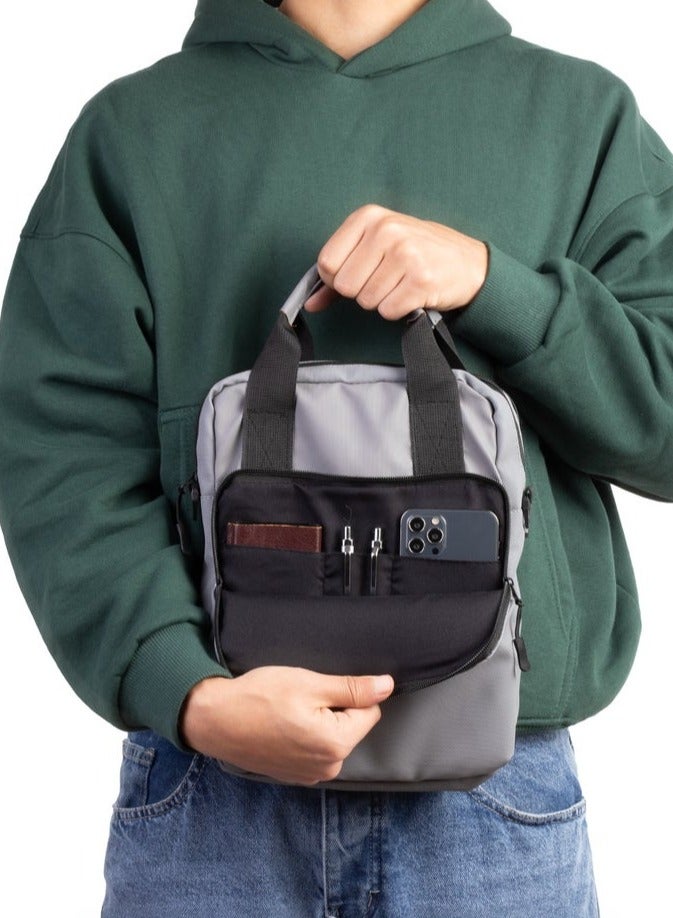 ايه ار سابلاي WB Bag من Arij Bags | شنطة كروس، مبطنة بطبقة فوم للحماية من الصدمات، قماش مقاوم للمياه، جيوب متعددة داخلية وخارجية (30 × 23 × 8 سم) (رمادي) - Image 3