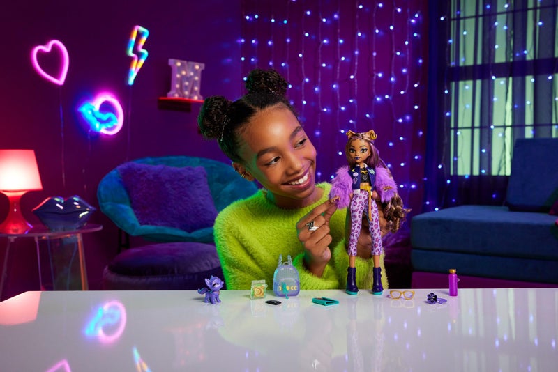 MONSTER HIGH دمية مونستر هاي كلودين وولف مع كلبها الأليف كريسنت وإكسسوارات مثل حقيبة الظهر، المخطط، الوجبات الخفيفة والمزيد - Image 2