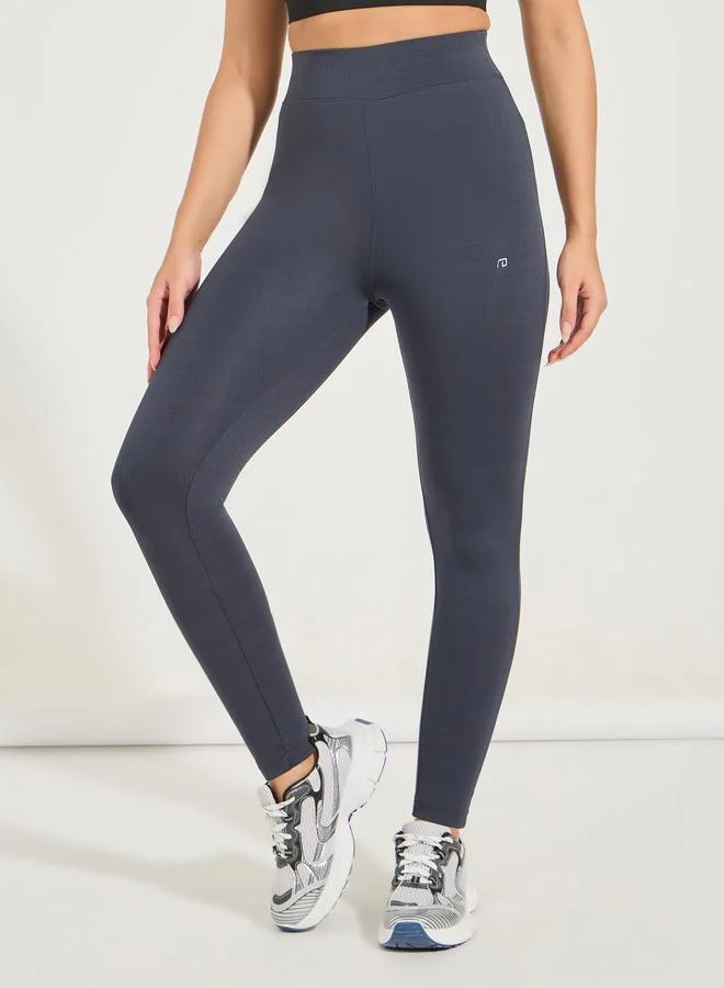 ستايلي اكتيف ليقنز بخصر عريض وطبعة شعار