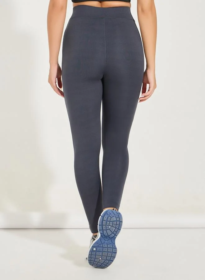 ستايلي اكتيف ليقنز بخصر عريض وطبعة شعار