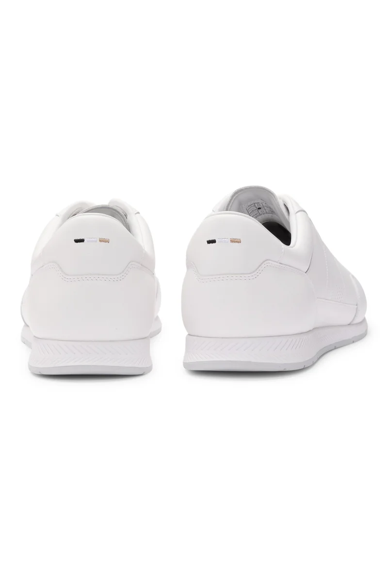 بوس سنيكرز جلد النابا بتفاصيل مثقبة