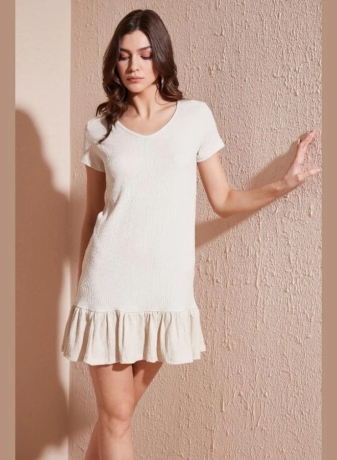 ليلا فستان قصير مكشكش بياقة على شكل حرف  بقصة عادية من ليلا للنساء