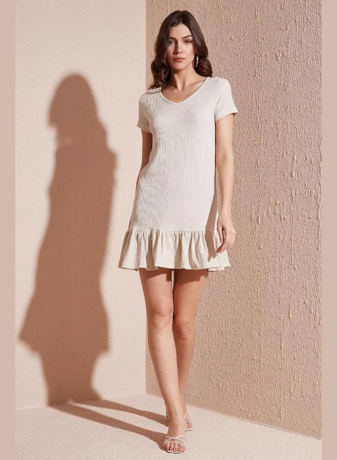 ليلا فستان قصير مكشكش بياقة على شكل حرف  بقصة عادية من ليلا للنساء