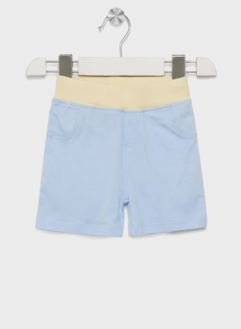 جس Infant Logo T-Shirt & Jersey Shorts Set