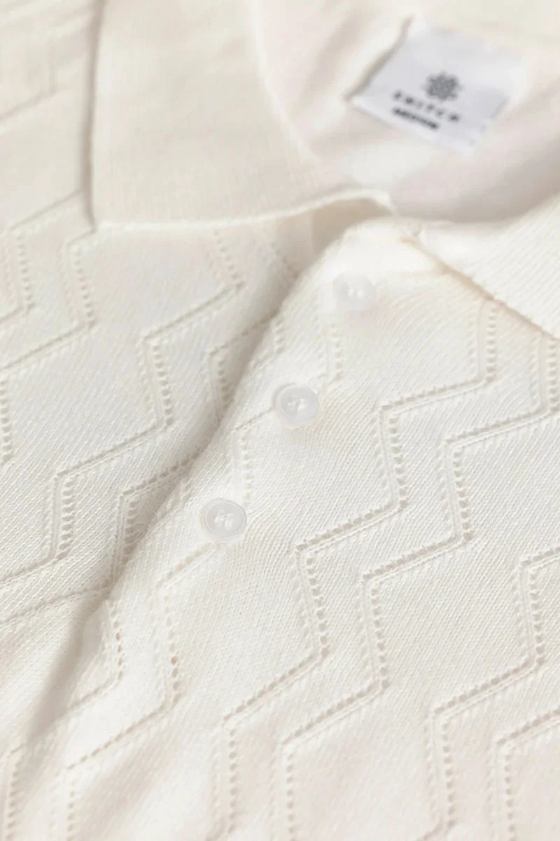 SNITCH تيشيرت بولو محبوك أبيض من بالداساري