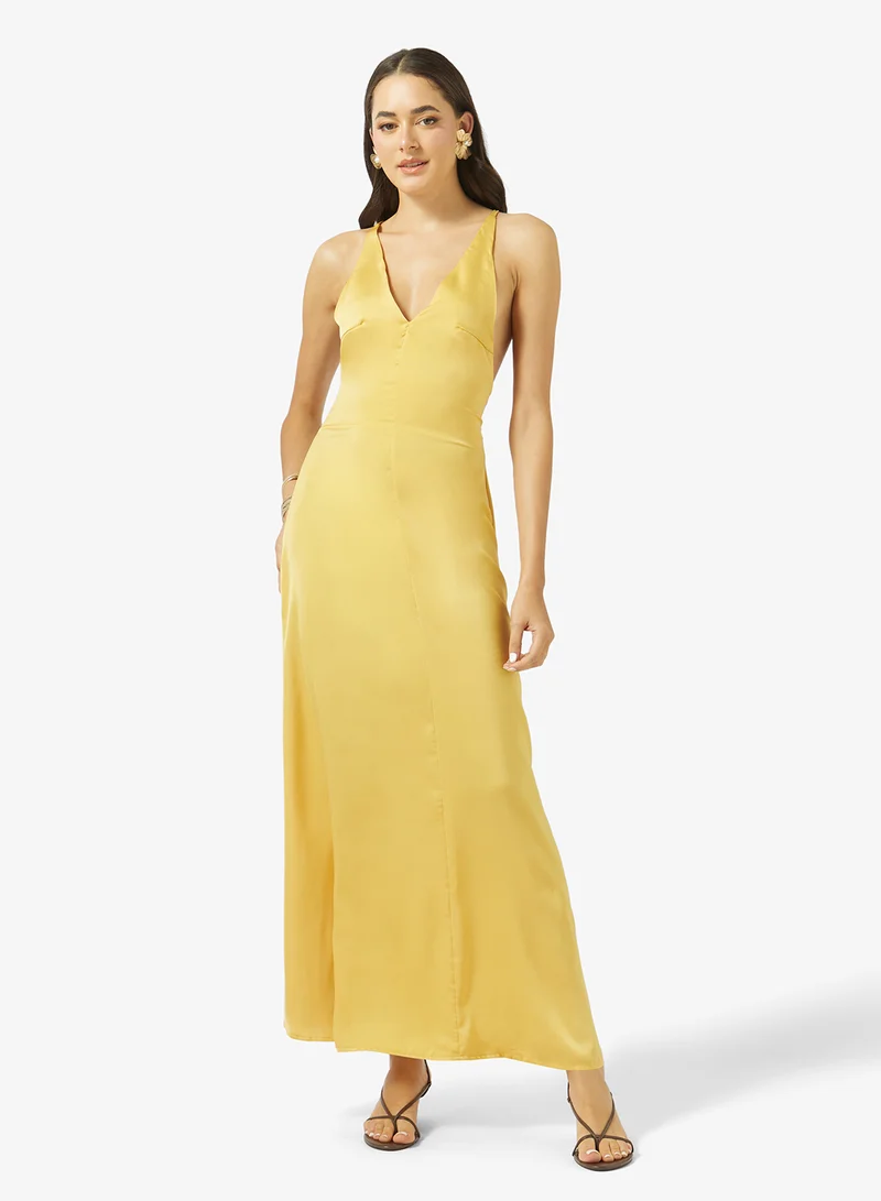 جينجر فستان ماكسي بفتحة صدر عميقة