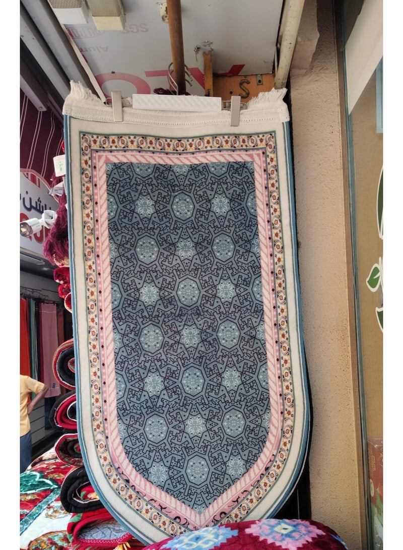 سجادة صلاة زرقاء وكريمية بنمط زهري وتصميم محراب